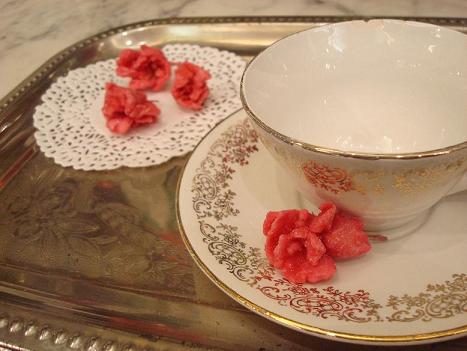 美味しい紅茶のおともに 薔薇の花の砂糖漬け パリのお菓子屋さんでアルバイト
